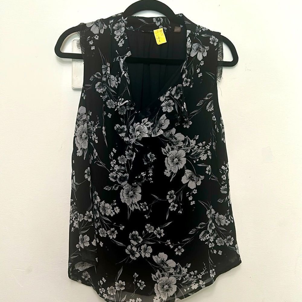 Tahari gorgeous blousr with lace details